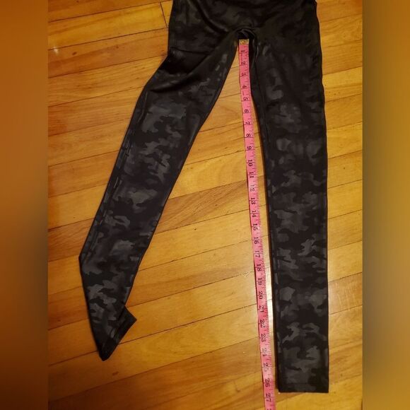 Spanx Faux leather Camo leggings. Black and grey. Shimmers. Size S. 26,5" Inseam - Picture 7 of 13